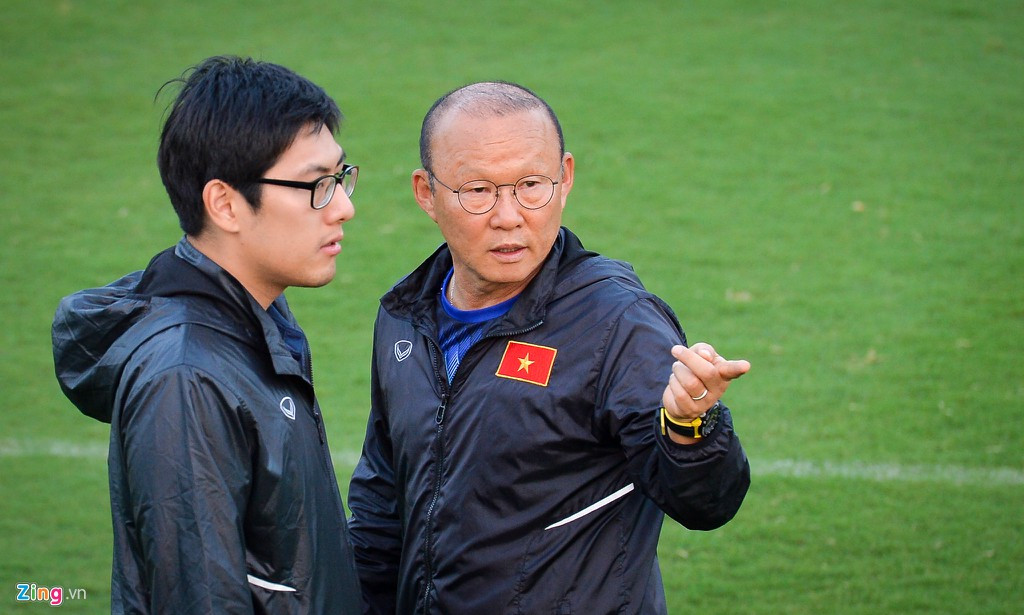 Chiều 16/11, đội tuyển Thái Lan đã đến Hà Nội để chuẩn bị cho trận gặp Việt Nam. Để đảm bảo bí mật, “Voi chiến” đã thuê sân tập riêng của Viettel.