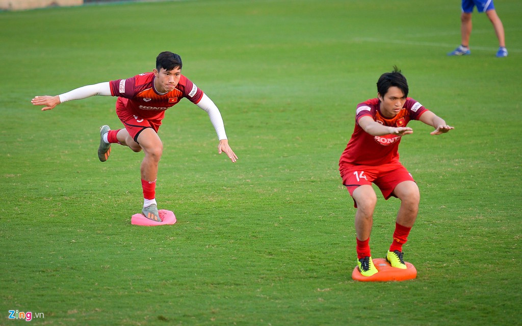 Bắp chân của anh cũng to lên nhiều so với trước. Không những thế, việc giữ thăng bằng tốt chứng tỏ nhóm cơ trung tâm của anh cũng đã phát triển.