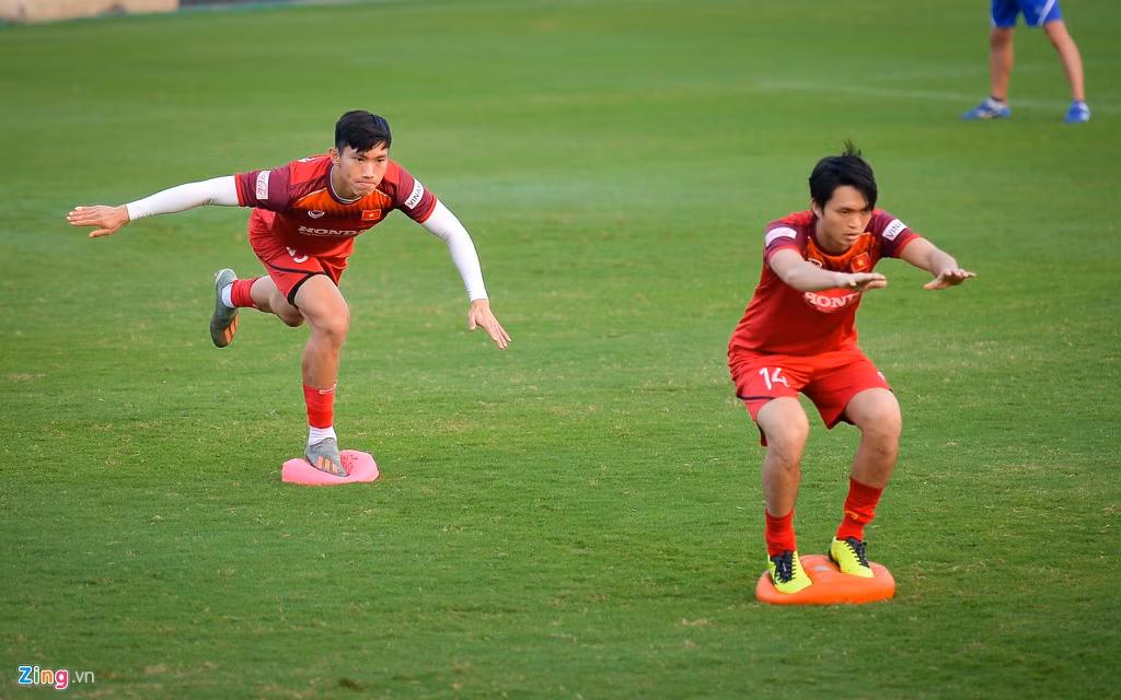 Bắp chân của anh cũng to lên nhiều so với trước. Không những thế, việc giữ thăng bằng tốt chứng tỏ nhóm cơ trung tâm của anh cũng đã phát triển.