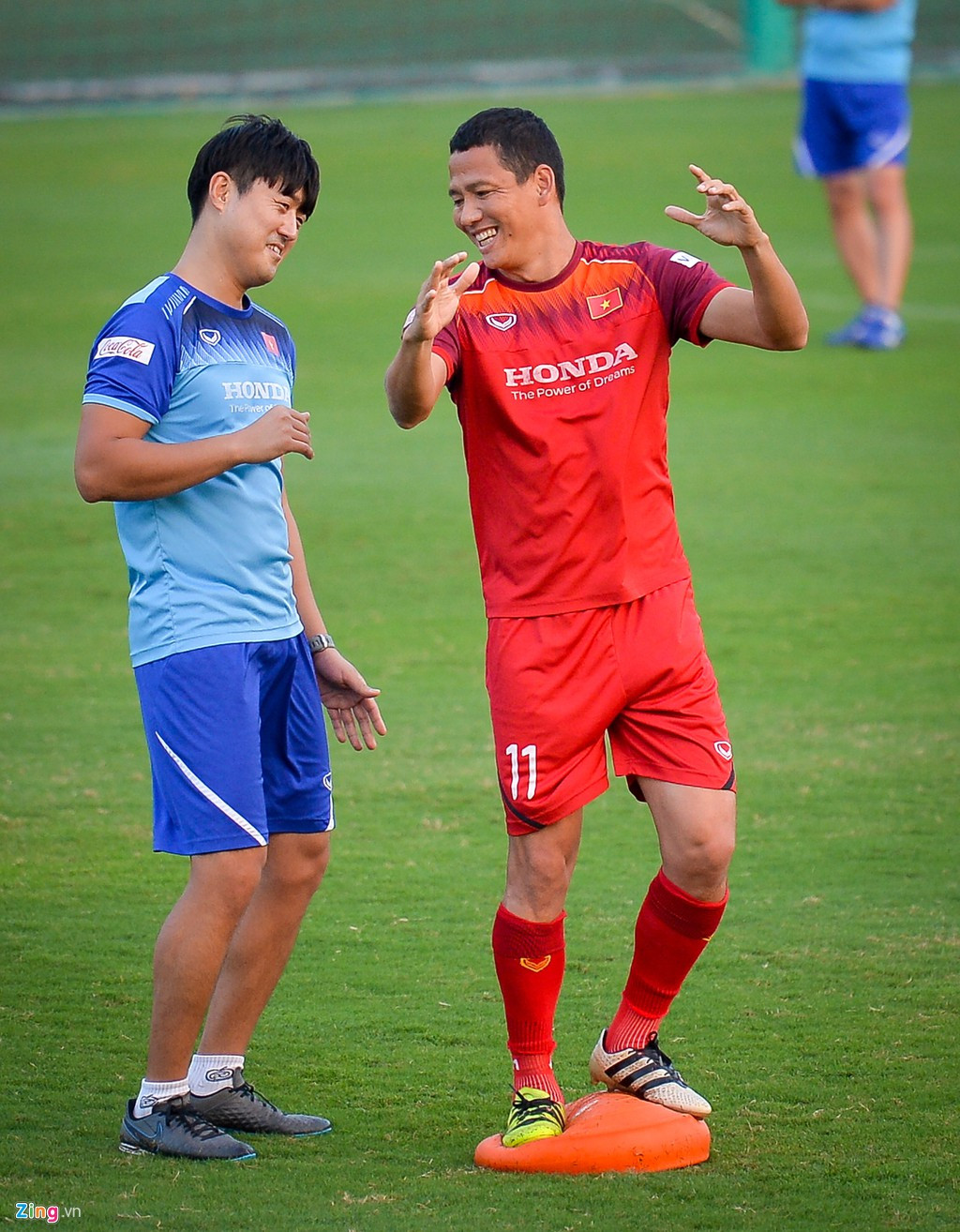 Trong khi đó, nhiều cầu thủ khác gặp khó khăn trong việc giữ thăng bằng. Anh Đức, Hồng Duy đã nghiêng ngả khi đứng trên dụng cụ bằng cao su.