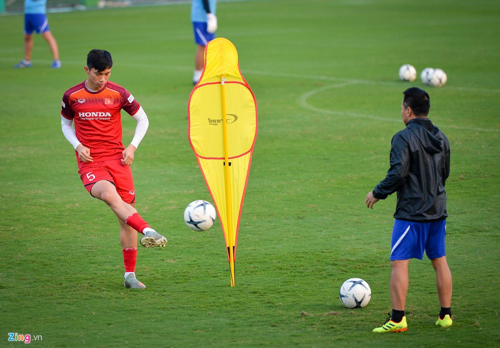 Danny van Bakel, cựu cầu thủ Heerenveen, cho biết: “Ở Hà Lan, chúng tôi thường ăn mỳ spaghetti và nhiều bánh mỳ, thịt gà, thịt bò, cà chua và protein”. Nhiều khả năng chế độ ăn và tập luyện mới giúp thể hình của Văn Hậu thay đổi nhanh trong thời gian ngắn.