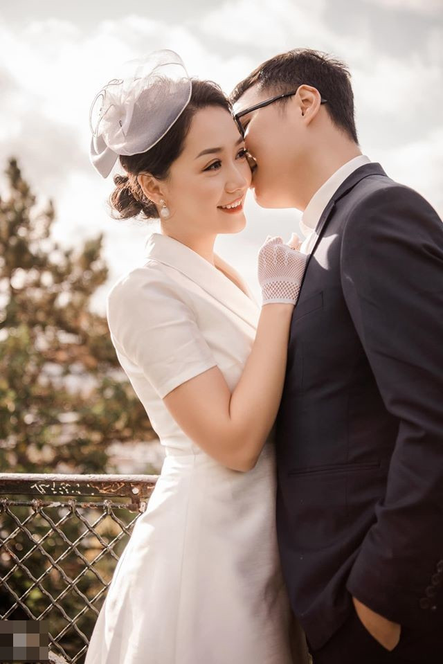 Tiệc cưới của Thu Hà và Việt Dũng được tổ chức trong không gian sân vườn kiểu Pháp tại Hà Nội vào tối 17/11. Theo dự kiến, Hoa hậu Mai Phương Thúy, diễn viên Lã Thanh Huyền, Diệu Hương cùng các BTV, MC của VTV như Phí Linh, Mai Ngọc, Hồng Nhung... sẽ có mặt trong ngày vui của bộ đôi.