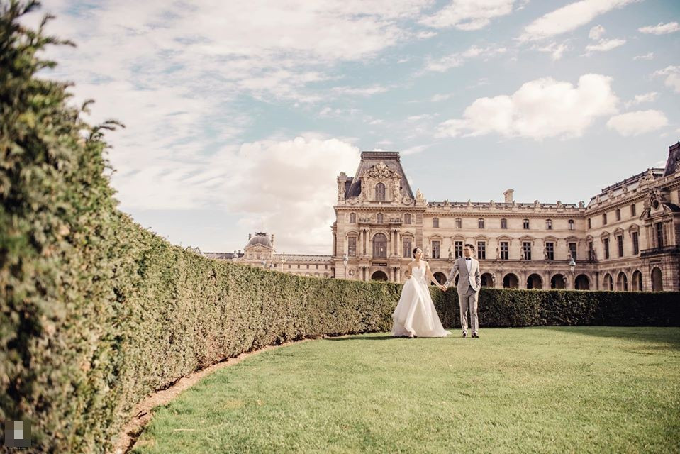 Vào sáng 17/11, lễ rước dâu của BTV Thu Hà được tổ chức ở nhà riêng tại Hà Nội. Trong ngày hạnh phúc, cô dâu diện áo dài truyền thống, trang điểm nhẹ nhàng.