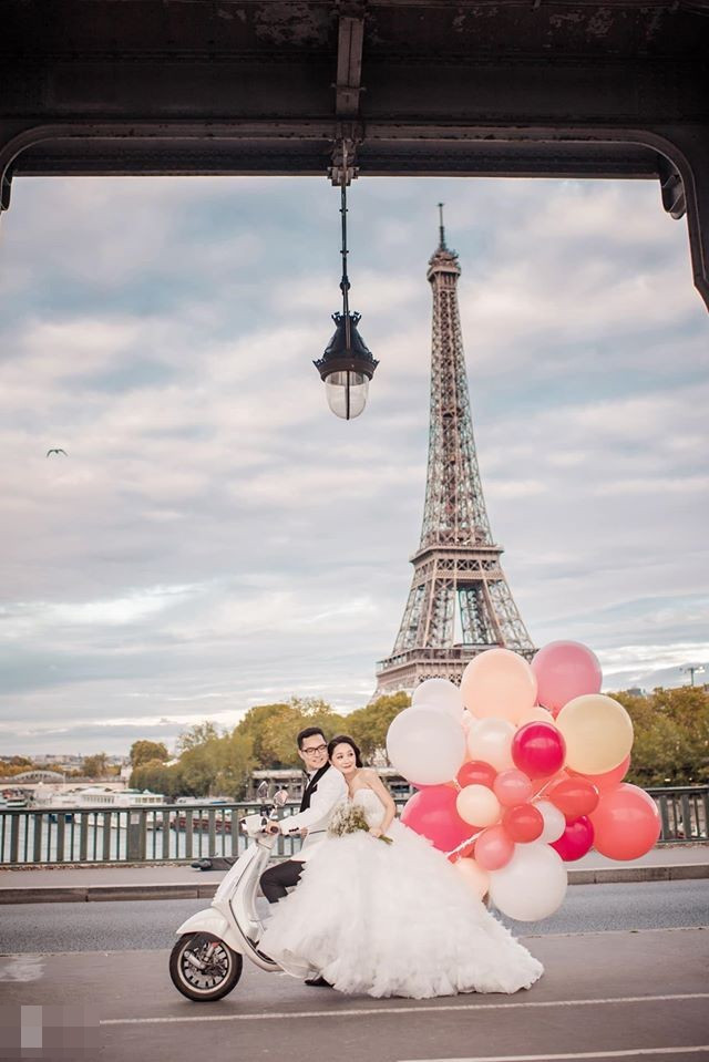 Bộ ảnh cưới của BTV Thu Hà và bạn trai được thực hiện công phu và cầu kỳ. Hai người mặc đồ ton sur ton trong những bức ảnh ở tháp Eiffel, tòa nhà cổ tại Pháp.
