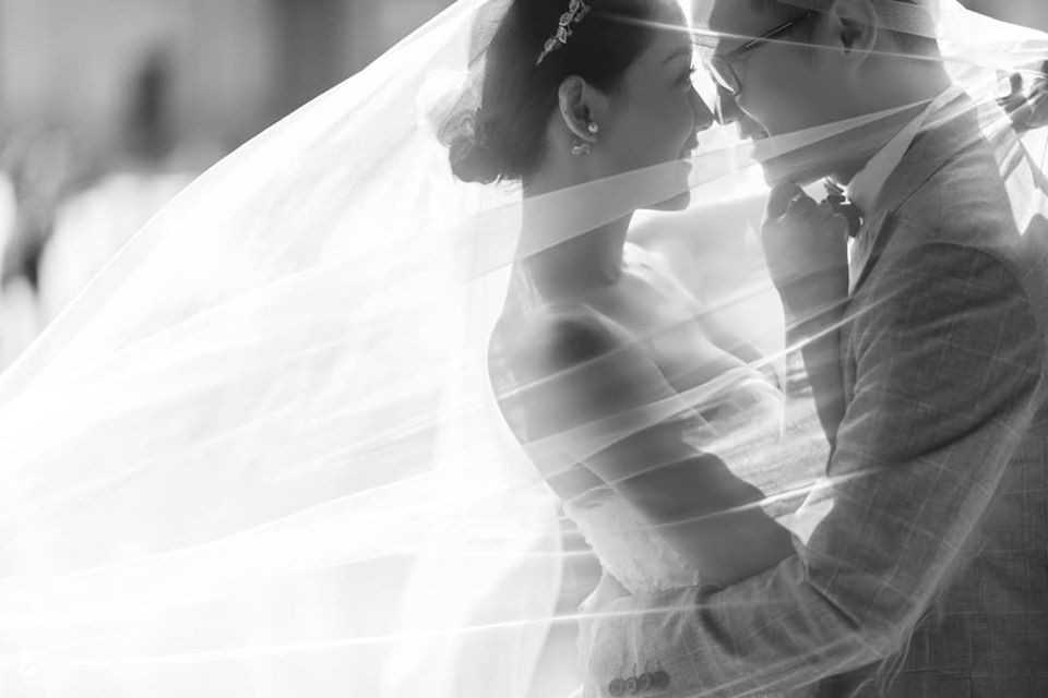 Trong thước ảnh đen trắng, cô dâu Thu Hà diện váy cưới cúp ngực, khoe vòng một gợi cảm. Cặp đôi thể hiện tình cảm trước ống kính.