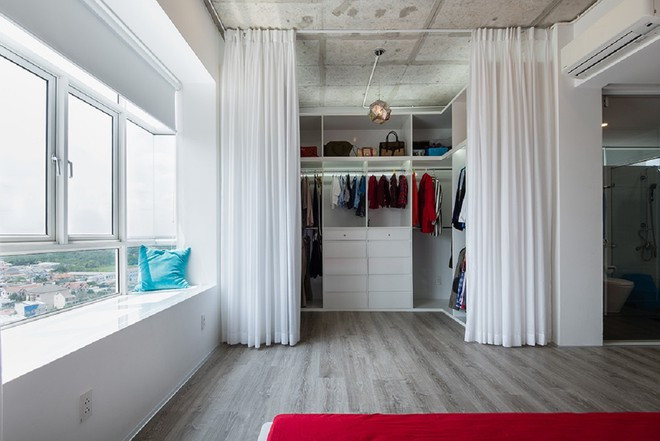 Phòng thay đồ ẩn nấp tăng thêm chiều sâu cho căn phòng.