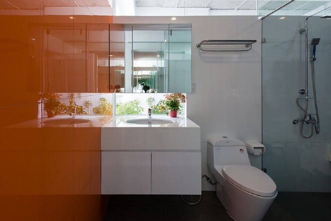 Phòng tắm lớn được thiết kế thêm một ô cửa sổ nhỏ trên tủ lavabo, vừa giúp lấy sáng vừa là điểm nhấn thú vị khi nhìn được ra sân vườn. Với chi phí khoảng 3,5 triệu đồng/m2, căn hộ đã được kiến trúc sư đưa ra một giải pháp hợp lý, phù hợp với khả năng tài chính và thẩm mỹ của chủ nhà. Đồng thời đem lại một lối sống đầy tính tiện nghi so với khoản đầu tư ban đầu.
