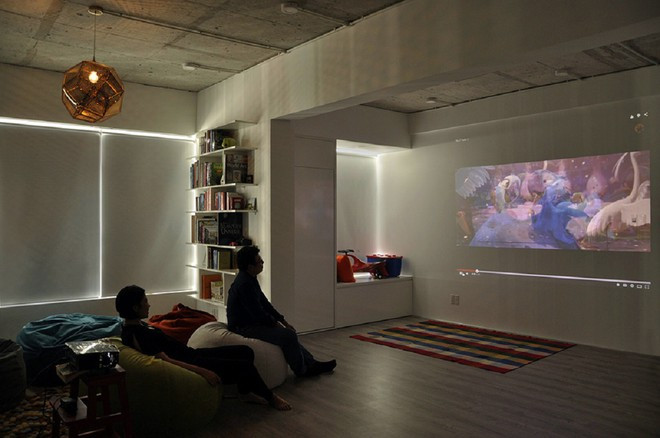 Điều này cũng tạo nên một phòng sinh hoạt chung, hay một rạp chiếu phim mini cho gia đình.