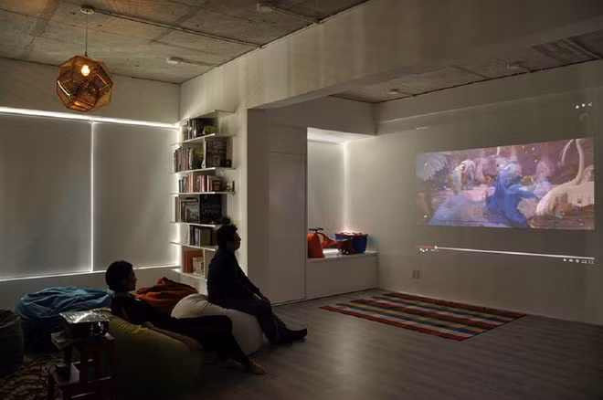 Điều này cũng tạo nên một phòng sinh hoạt chung, hay một rạp chiếu phim mini cho gia đình.