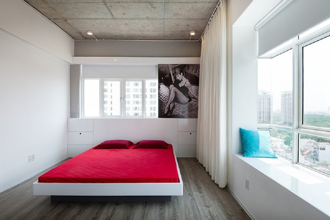 Điểm nhấn của phòng ngủ lớn là tông màu trung tính với bộ chăn ga đỏ. Có thể dễ dàng thay đổi màu cho bộ chăn ga để tạo nên các phong cách khác nhau cho phòng ngủ.