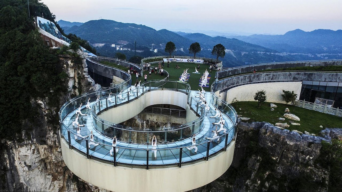 Cầu Cloudy Lounge (Trung Quốc): Được xây dựng ở độ cao hơn 1.000 m, cầu Cloudy Lounge được dư luận chú ý từ những ngày đầu mở cửa. Công trình được xây dựng như hình ảnh những cánh hoa, nhô ra từ vách đá dựng đứng. Phần nền và thanh bảo vệ được làm từ nhiều lớp kính siêu mỏng và không có khung thép. Đi trên cầu kính, phía dưới là vực thẳm chắc hẳn là trải nghiệm khó quên của du khách. Ảnh: CGTN.