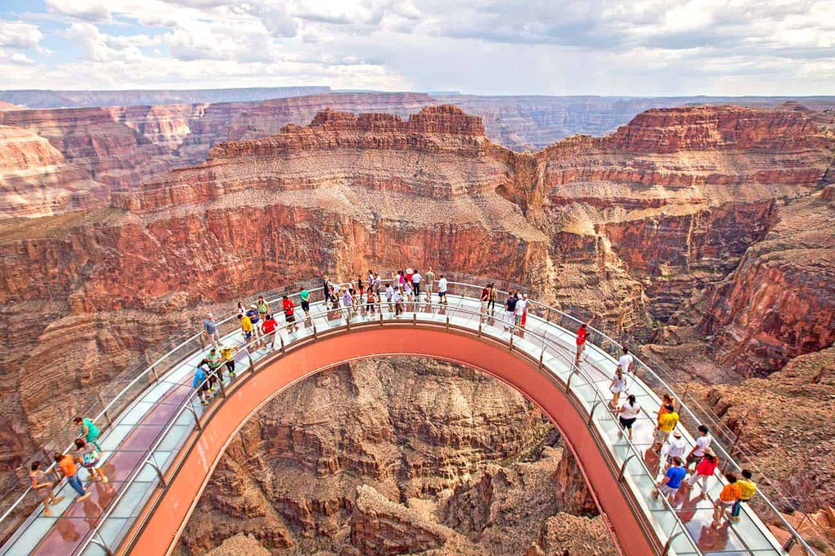 Cầu kính đại vực Grand Canyon (Mỹ): Không di chuyển bằng trực thăng hay thuyền, du khách vẫn có thể chiêm ngưỡng vực thẳm tự nhiên của Arizona từ cây cầu kính tên Grand Canyon Skywalk. Cây cầu nằm trên độ cao 1.220 m này mất 4 năm xây dựng, sử dụng 500 tấn thép và 28 tấn kính, tiêu tốn khoảng 30 triệu USD. Ảnh: Viaggi USA.