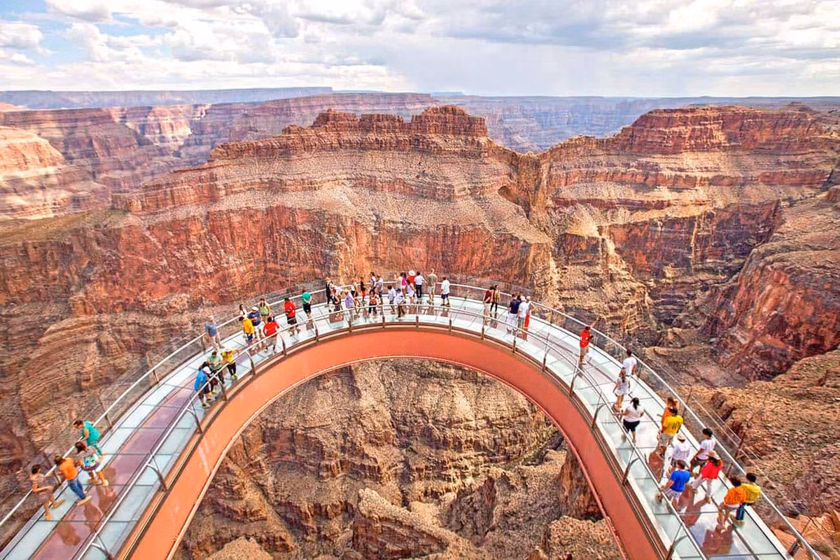 Cầu kính đại vực Grand Canyon (Mỹ): Không di chuyển bằng trực thăng hay thuyền, du khách vẫn có thể chiêm ngưỡng vực thẳm tự nhiên của Arizona từ cây cầu kính tên Grand Canyon Skywalk. Cây cầu nằm trên độ cao 1.220 m này mất 4 năm xây dựng, sử dụng 500 tấn thép và 28 tấn kính, tiêu tốn khoảng 30 triệu USD. Ảnh: Viaggi USA.