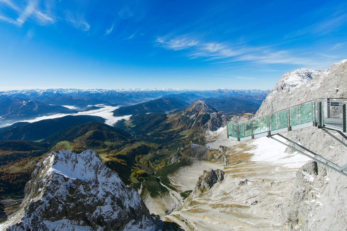Cầu kính Dachstein (Salzburg, Áo): Nằm vắt vẻo ở độ cao 2.700 m trên dãy núi Alps hùng vĩ, cầu kính Dachstein thách thức cả những du khách gan dạ nhất. Công trình bao gồm một đài quan sát đáy kính, cầu treo và cầu kính tên "nấc thang đến hư vô". Bước hết 14 bậc thang của cây cầu kính, bạn sẽ có cơ hội chiêm ngưỡng sông băng Dachstein ấn tượng phía dưới. Nơi đây chính thức đón khách tham quan từ tháng 7/2013. Ảnh: Getty images.