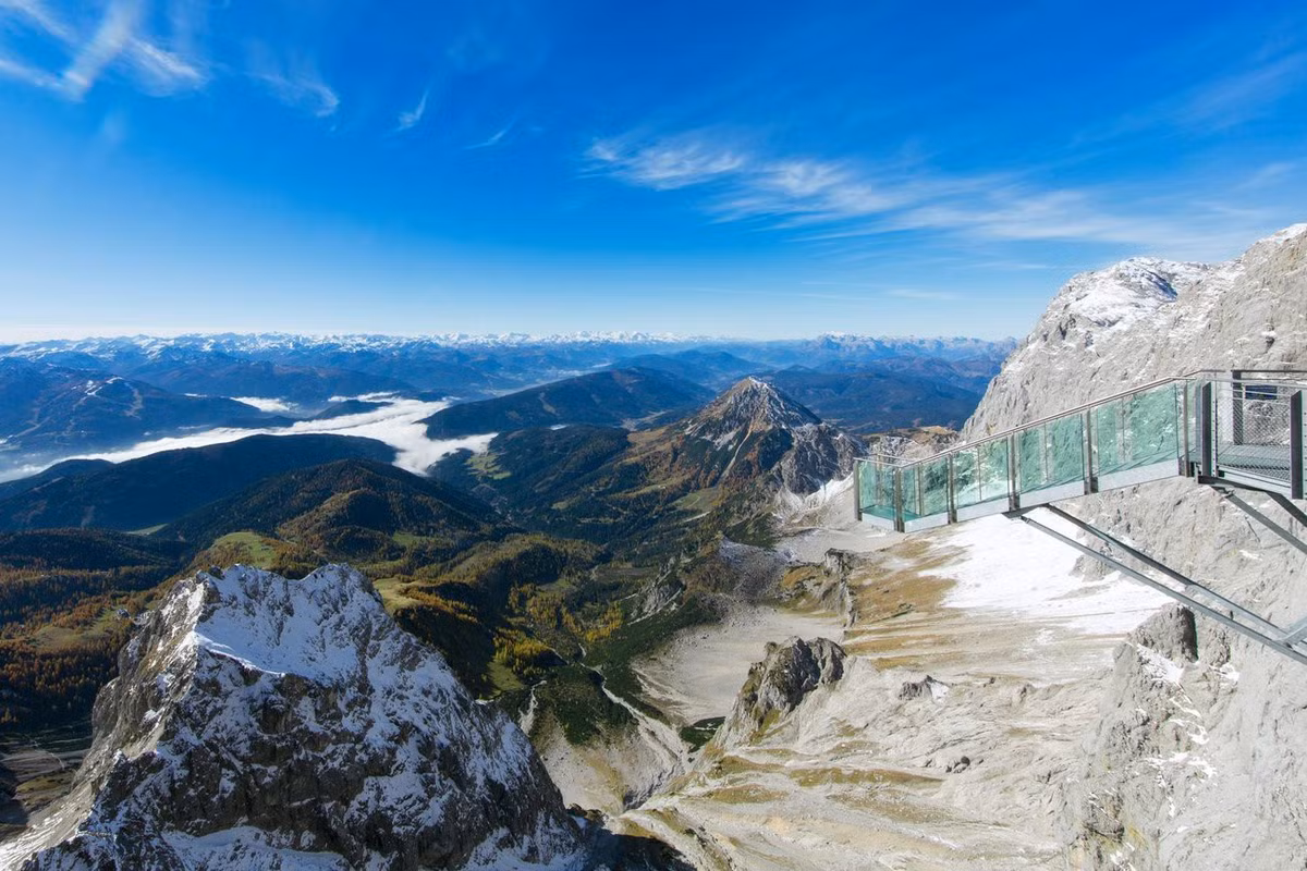 Cầu kính Dachstein (Salzburg, Áo): Nằm vắt vẻo ở độ cao 2.700 m trên dãy núi Alps hùng vĩ, cầu kính Dachstein thách thức cả những du khách gan dạ nhất. Công trình bao gồm một đài quan sát đáy kính, cầu treo và cầu kính tên "nấc thang đến hư vô". Bước hết 14 bậc thang của cây cầu kính, bạn sẽ có cơ hội chiêm ngưỡng sông băng Dachstein ấn tượng phía dưới. Nơi đây chính thức đón khách tham quan từ tháng 7/2013. Ảnh: Getty images.