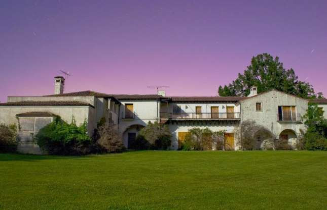 Biệt thự Jackling được xây vào năm 1925 mang phong cách Tây Ban Nha truyền thống. Nhà sáng lập Apple Steve Jobs đã mua căn biệt thự vào năm 1984 và sinh sống ở đó đến năm 1994 thì cho bỏ hoang. Biệt thự rộng gần 1.400 m2 và có đến 35 căn phòng. Ảnh: Flickr.