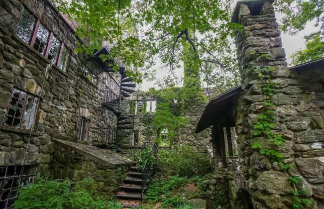 Tòa lâu đài Abercrombie, từng thuộc sở hữu của nhà sáng lập thương hiệu quần áo Abercrombie, đã được bán lại vào năm 1940. Bất động sản rộng gần 403 m2 với tổng cộng 25 căn phòng. Ảnh: Zillow.