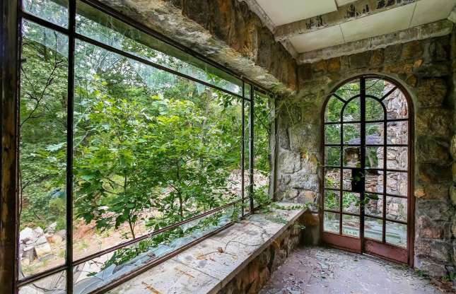 Công trình là sự kết hợp vững chắc từ đá và sắt thép. Năm 2018, lâu đài Abercrombie được mua lại với giá 3,5 triệu USD. Ảnh: Zillow.