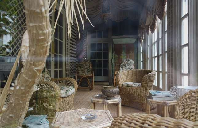 Những nhà phát triển bất động sản còn gọi đây là bãi rác xa hoa nhất thế giới khi nội thất sang trọng bên trong các căn biệt thự vẫn không được chuyển đi. Hiện tổng giá trị của các ngôi nhà mục nát này là 449 triệu USD. Ảnh: Beyond The Point.