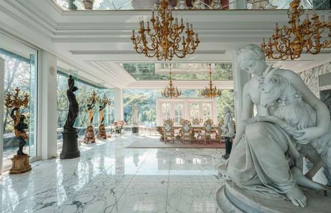 Căn biệt thự của ông trùm bất động sản Nhật Bản Genshiro Kawamoto bị bỏ hoang vào năm 2013 sau khi ông bị bắt vì tội trốn thuế. Bên trong biệt thự có rất nhiều món đồ thuộc bộ sưu tập nghệ thuật xa xỉ của Kawamoto. Ảnh: Steve Ronin.