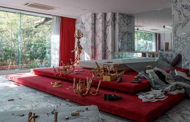 Những đồ nội thất sang trọng, cầu kỳ vẫn còn nằm vương vãi trong mọi không gian của căn biệt thự này. Ảnh: Steve Ronin.