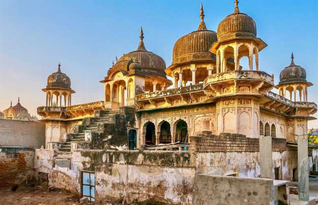 Vùng Shekhawati ở Ấn Độ nổi tiếng với những căn biệt thự xa xỉ bị bỏ hoang. Đây vốn là đô thị được phát triển từ đầu thế kỷ 19 và từng là nhà của một số tỷ phú Ấn Độ. Tuy nhiên, những căn biệt thự rộng lớn mang phong cách truyền thống Ấn Độ ở Shekhawati đang dần mục nát, sụp đổ. Ảnh: Shutterstock.