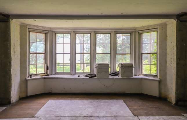 Căn biệt thự gồm 3 tầng với tổng cộng 16 phòng. Đây từng là địa điểm lý tưởng để tổ chức những bữa tiệc tùng cho đến khi bị bỏ hoang vào năm 2015 bởi Trung tâm Nghệ thuật Evanston. Ảnh: Shutterstock.