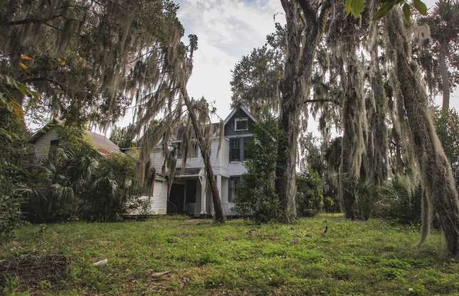 Căn biệt thự Mellon mang phong cách thế kỷ 19, tọa lạc tại thành phố Palatka, tiểu bang Florida, Mỹ. Đây là nơi nghỉ dưỡng ưa thích vào mỗi mùa hè của ông trùm ngành ngân hàng James Ross Mellon. Ảnh: Abandoned Southeast.