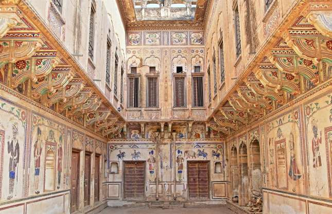 Phong trào xây biệt thự rộng lớn tại Shekhawati nở rộ cho đến đầu thế kỷ 20. Những công trình này bị bỏ hoang khi những ông chủ giàu có của chúng chuyển đến sinh sống ở các đô thị sầm uất hơn như Bombay và Calcutta. Ảnh: Shutterstock.