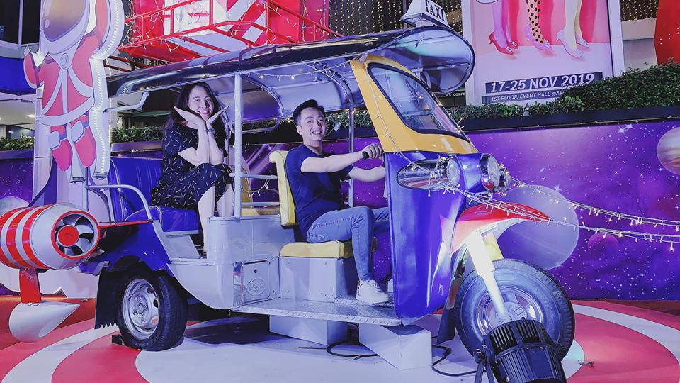 Mới đây, Cường Đô La khoe hình ảnh du lịch Thái Lan cùng bà xã trên trang cá nhân. Anh hào hứng viết: "Chồng Quốc Cường hôm nay cùng vợ Thu Trang dắt tay nhau đi mua trái cây và chụp hình cùng xe Tuk Tuk... Xin hết". Đôi uyên ương khiến nhiều người thích thú về độ xì teen của mình.