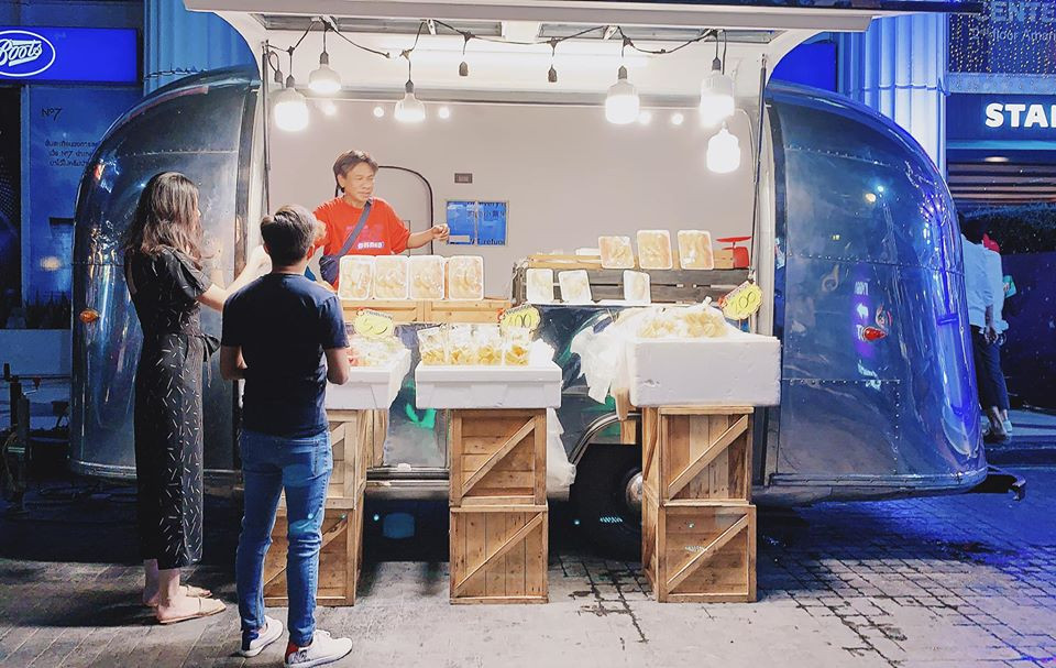 Hình ảnh mới nhất của cặp đôi nhanh chóng nhận được sự quan tâm. Nhiều người đồn đoán rằng, đại gia phố núi đang đưa vợ đi du lịch tận hưởng nhân dịp sinh nhật đầu tiên về nhà chồng. Được biết, ngày 30/11 sắp tới đây, chân dài xứ Lạng chính thức bước sang tuổi 30.