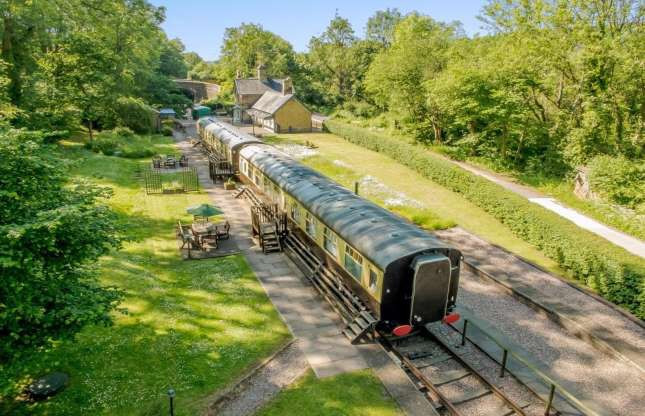 Hai toa tàu hỏa cổ điển tại nhà ga Victoria ở hạt Shropshire, Anh quốc đã được chuyển đổi thành nhà ở với tổng cộng 5 phòng ngủ và 3 phòng khách. Hiện 2 toa tàu từ thế kỷ 19 này đang được rao bán với giá 1,2 triệu USD. Ảnh: Coalport Station.