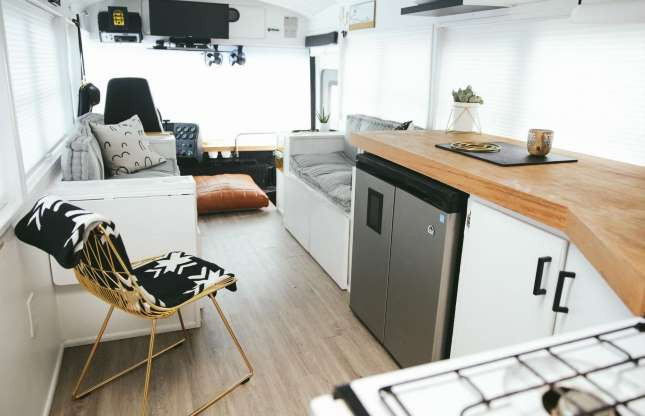 Một chiếc xe buýt chở học sinh đến trường đã được chuyển đổi thành ngôi nhà với phong cách bài trí nội thất tối giản pha lẫn các đường nét hiện đại của vùng Scandinavia. Với các tiện ích sinh hoạt đầy đủ, đây là tổ ấm của một gia đình với 6 thành viên. Ảnh: The Mayes Team.