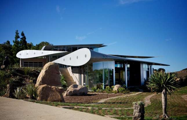 Căn biệt thự sang trọng ở khu Malibu, thành phố Los Angeles (California, Mỹ) trông nổi bật với 2 chiếc cánh của một chiếc máy bay Boeing 747. Ngôi nhà rộng khoảng 483 m2 với mọi tiện nghi hiện đại, cao cấp, cùng một không gian thư giãn ngoài trời sang trọng. Ảnh: David Hertz Architects.