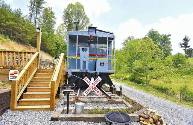 Toa xe lửa ở bang North Carolina, Mỹ này được chế tạo từ những năm 1960, nay đã trở thành một nhà nghỉ thú vị với đồ nội thất độc đáo. Những bức tường được ốp gỗ đem lại cảm giác cổ điển và ấm cúng. Ảnh: Airbnb.