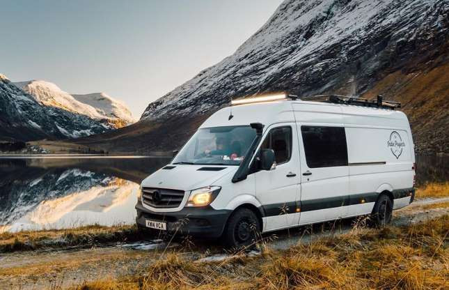 Chiếc xe van cảnh sát cũ ở nước Anh đã được biến đổi thành một ngôi nhà di động vào năm 2014. Tuy không gian vô cùng nhỏ hẹp nhưng chiếc van này vẫn được trang bị nhà bếp, chỗ tắm rửa, và nhà vệ sinh bên trong. Ảnh: The Indie Projects.