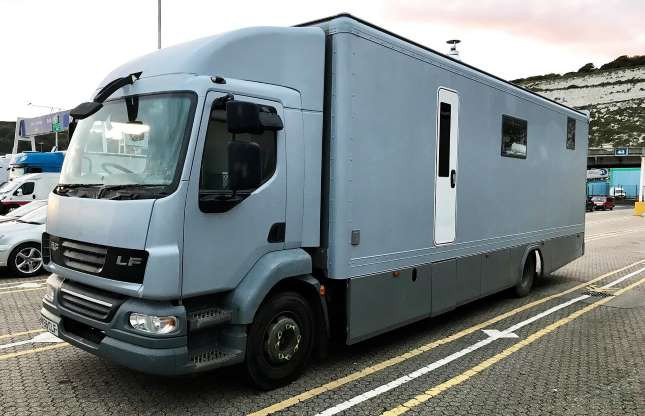 Chiếc xe tải chuyên bán bánh mỳ của công ty Hovis đã được một cặp vợ chồng tại Anh mua lại với giá 4.700 USD để cải tạo thành một ngôi nhà di động. Đây cũng là phương tiện du lịch khắp châu Âu của cặp vợ chồng này. Ảnh: Iona Stewart.