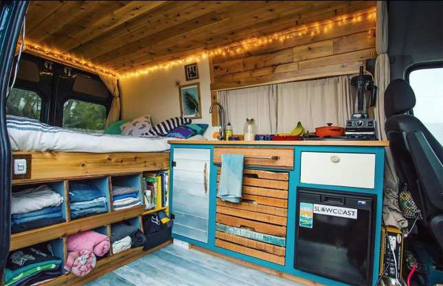 Chiếc xe van cũ ở bang California, Mỹ này đã được cải tạo thành một ngôi nhà di động trong 2 tuần. Không gian bên trong được bài trí gọn gàng với những nội thất làm từ gỗ đem lại cảm giác ấm cúng. Ảnh: Vanalog Vibes.