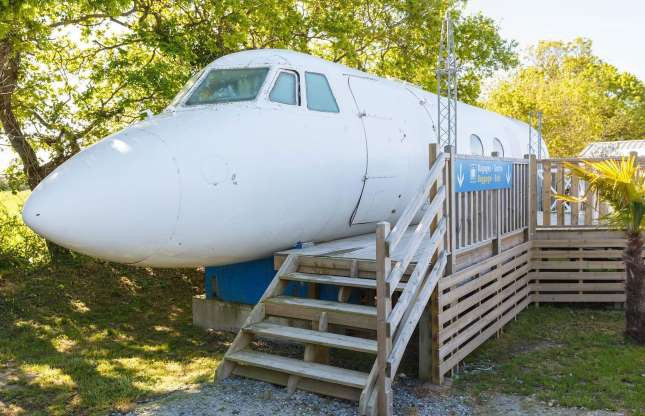 Một xác chiếc máy bay phản lực đã trở thành một trong những nhà nghỉ kỳ lạ nhất ở vùng Brittany nước Pháp. Bên cạnh khu vực sinh hoạt, nhà nghỉ này còn cung cấp các tiện nghi giải trí như hồ bơi và ống trượt nước. Ảnh: Airbnb.