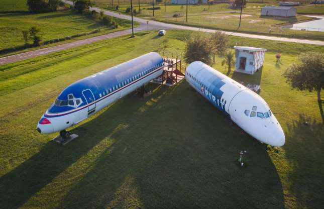 Nhung ngoi nha doc dao duoc che tao tu may bay, tau hoa