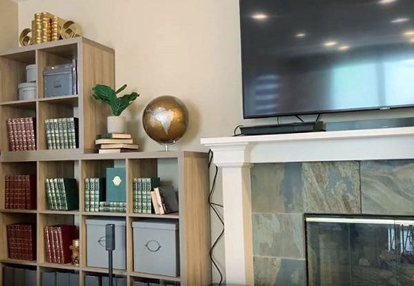 Tủ sách sang trọng trong phòng khách với rất nhiều sách nước ngoài. Trong một livestream của Vũ Hà - bạn thân của Đàm Vĩnh Hưng, anh từng "hài hước" Mr. Đàm về kho sách nước ngoài rằng: "Trưng thế thôi chứ đảm bảo không bao giờ đọc".