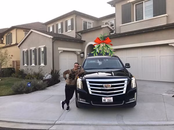 Theo đó, căn biệt thự của Đàm Vĩnh Hưng được thiết kế theo phong cách hiện đại kiểu châu Âu sang trọng và tinh tế với 3 tông màu chủ đạo là màu trắng, vàng và bạc. Màu sắc của nội thất được kết hợp một cách hài hòa tạo nên vẻ sang trọng cho căn nhà. Được biết, căn biệt thự của Đàm Vĩnh Hưng nằm ở Huntington Beach, một thành phố tại quận Cam, phía nam tiểu bang California, Mỹ. Ở Việt Nam, nam ca sĩ cũng sở hữu một căn biệt thự rộng hơn 400m2 trị giá 3 triệu đô nằm trên đường Thất Sơn, thuộc Khu Cư Xá, Bắc Hải, Quận 10, TP. HCM.