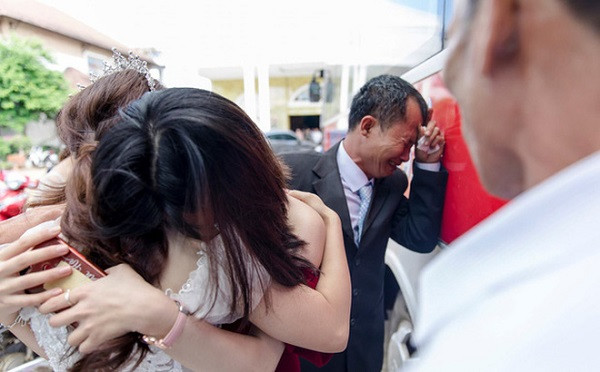 "Con gái rượu" lấy chồng cách nhà 10km, cha ôm mặt khóc "cạn nước mắt" - Hình 2