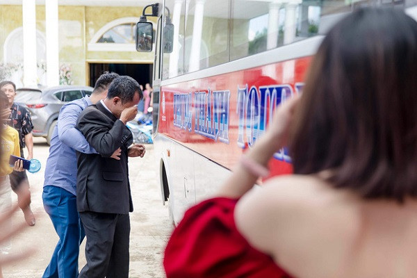"Con gái rượu" lấy chồng cách nhà 10km, cha ôm mặt khóc "cạn nước mắt" - Hình 3 Người cha khóc nức nở ngày con gái về nhà chồng.
