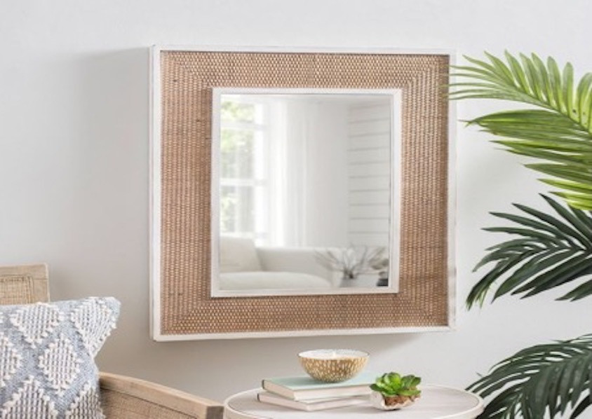 Đặt gương nhỏ trên tường để phản chiếu lại đồ ăn thức uống, mang ý nghĩa bữa ăn dồi dào, sự sung túc của gia đình.