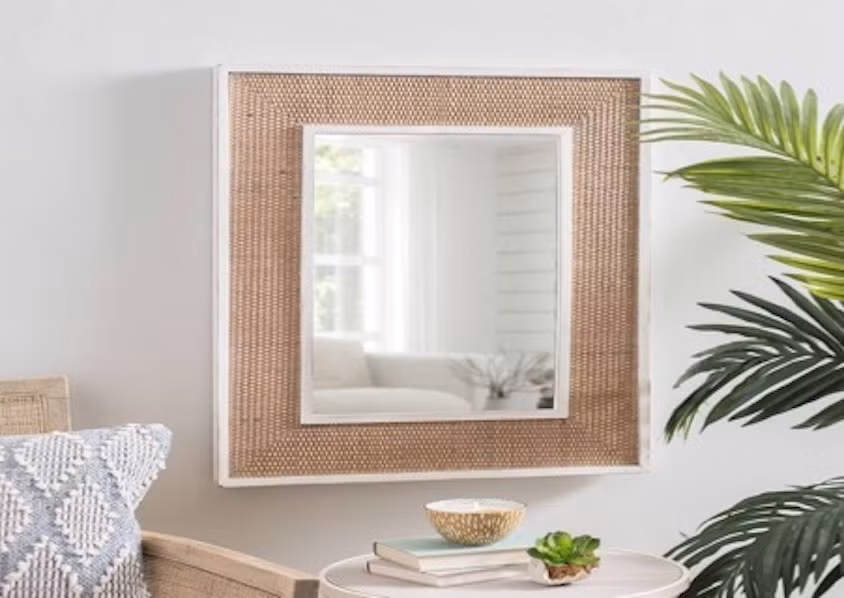 Đặt gương nhỏ trên tường để phản chiếu lại đồ ăn thức uống, mang ý nghĩa bữa ăn dồi dào, sự sung túc của gia đình.