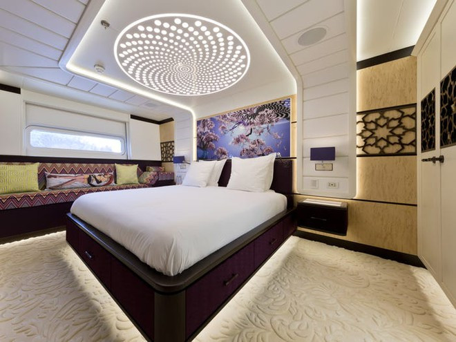 Các phòng ngủ đều được lát gỗ bạch dương và trang bị những khung cửa kính cỡ lớn để đem đến cảnh sắc biển cả.