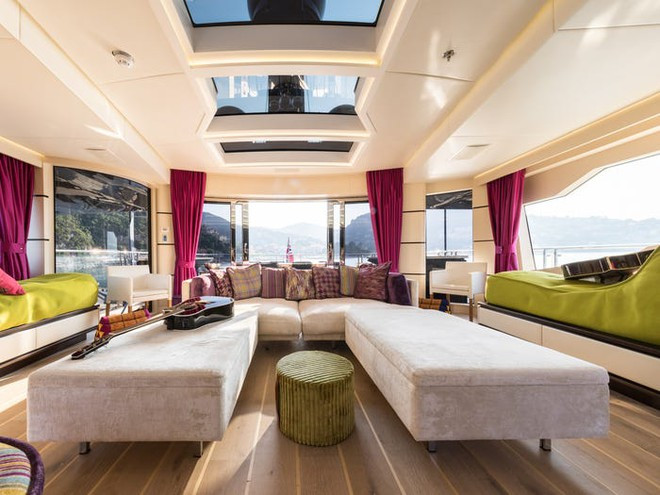 Du thuyền sử dụng hệ thống chiếu sáng bằng đèn LED tân tiến. Quầy bar phía trên là một địa điểm lý tưởng để dành cho việc giải trí, thư giãn, và ngắm cảnh.