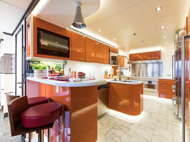 Nhà bếp được cung cấp các trang thiết bị nấu nướng hiện đại để có thể phục vụ những bữa tiệc ngoài trời.