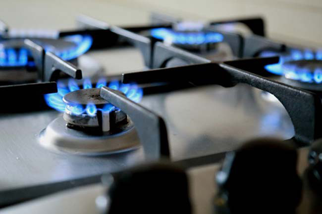 Các thiết bị sử dụng gas: NO2, một phụ phẩm do các thiết bị sử dụng gas thải ra đã được chứng minh có liên quan đến các triệu chứng hen ở trẻ nhỏ. Những trẻ sống trong môi trường chứa nhiều khí này dễ có nguy cơ khó thở, ho và đau thắt ngực.